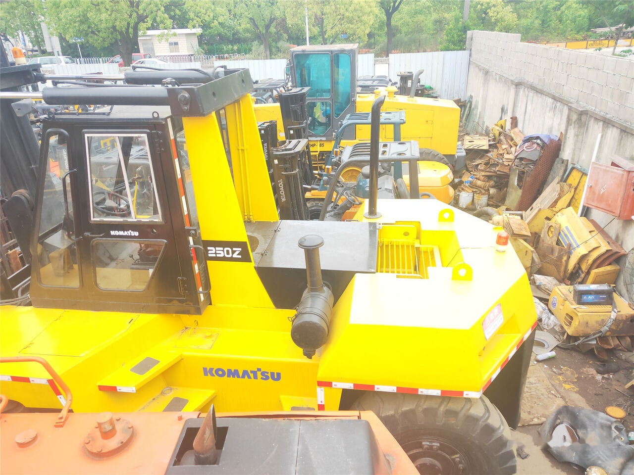 Komatsu FD250 - Xe nâng diesel: hình 1 Komatsu FD250 - Xe nâng diesel: hình 1