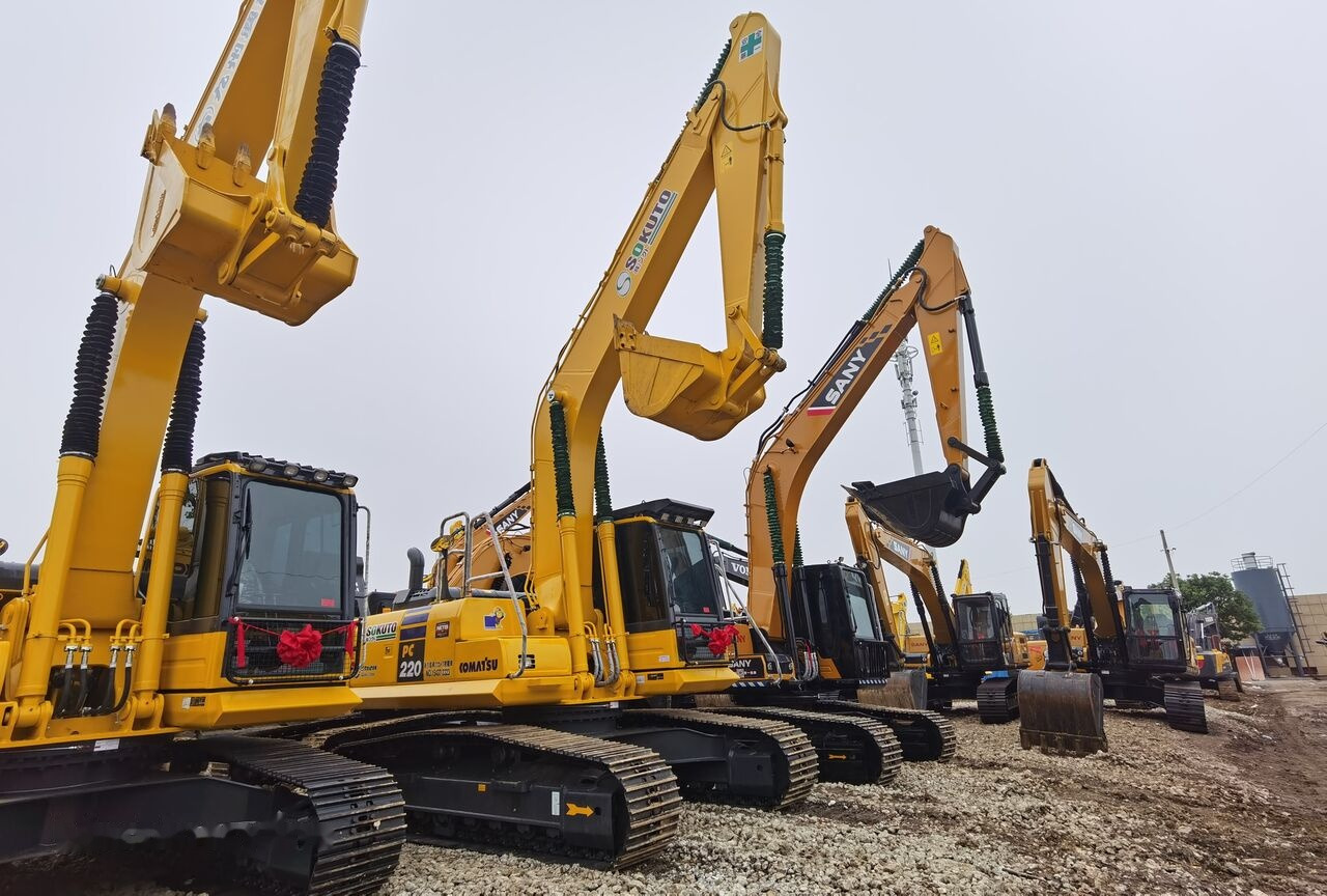 Komatsu PC220-8 - Máy xúc bánh xích: hình 2 Komatsu PC220-8 - Máy xúc bánh xích: hình 2