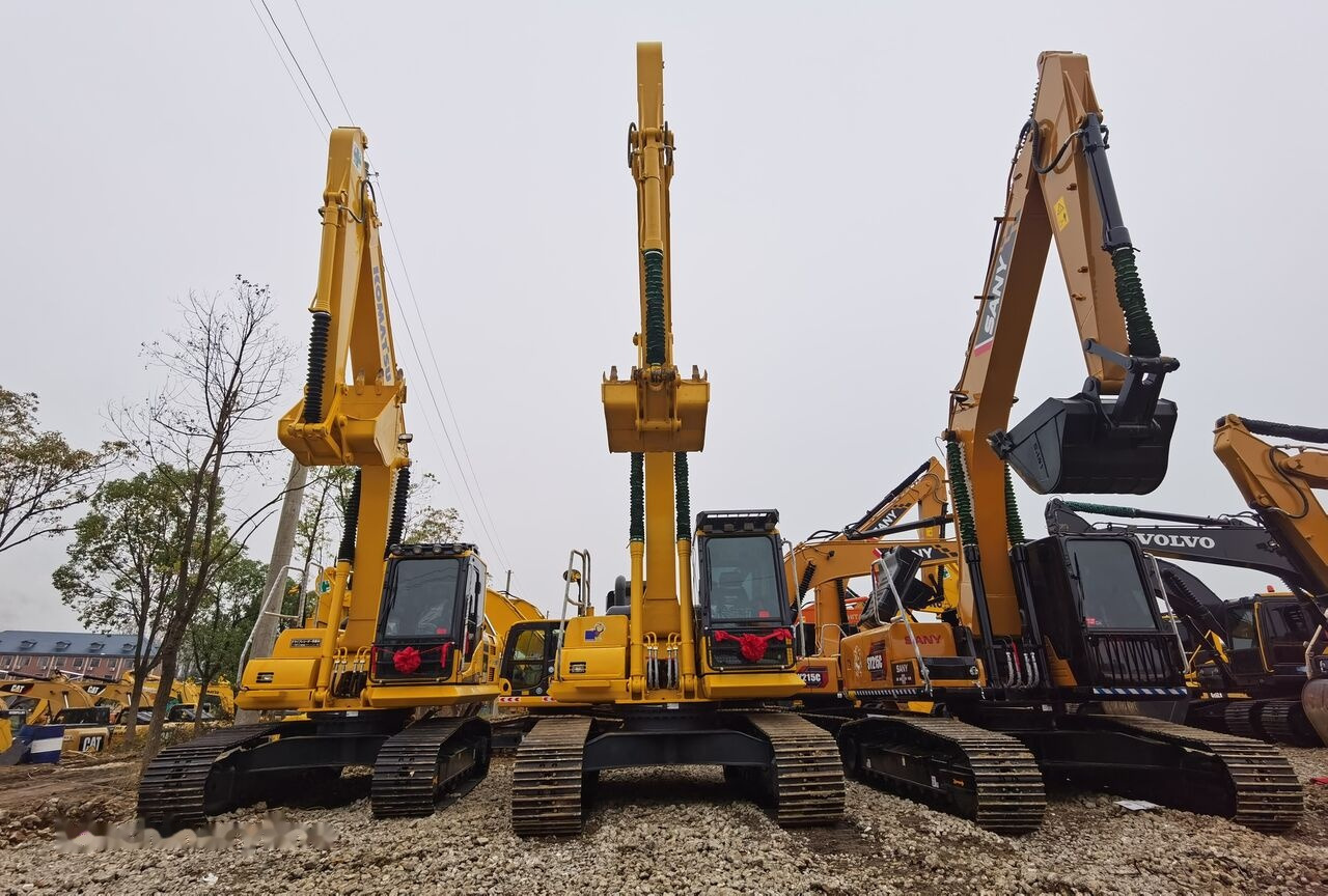 Komatsu PC220-8 - Máy xúc bánh xích: hình 4 Komatsu PC220-8 - Máy xúc bánh xích: hình 4