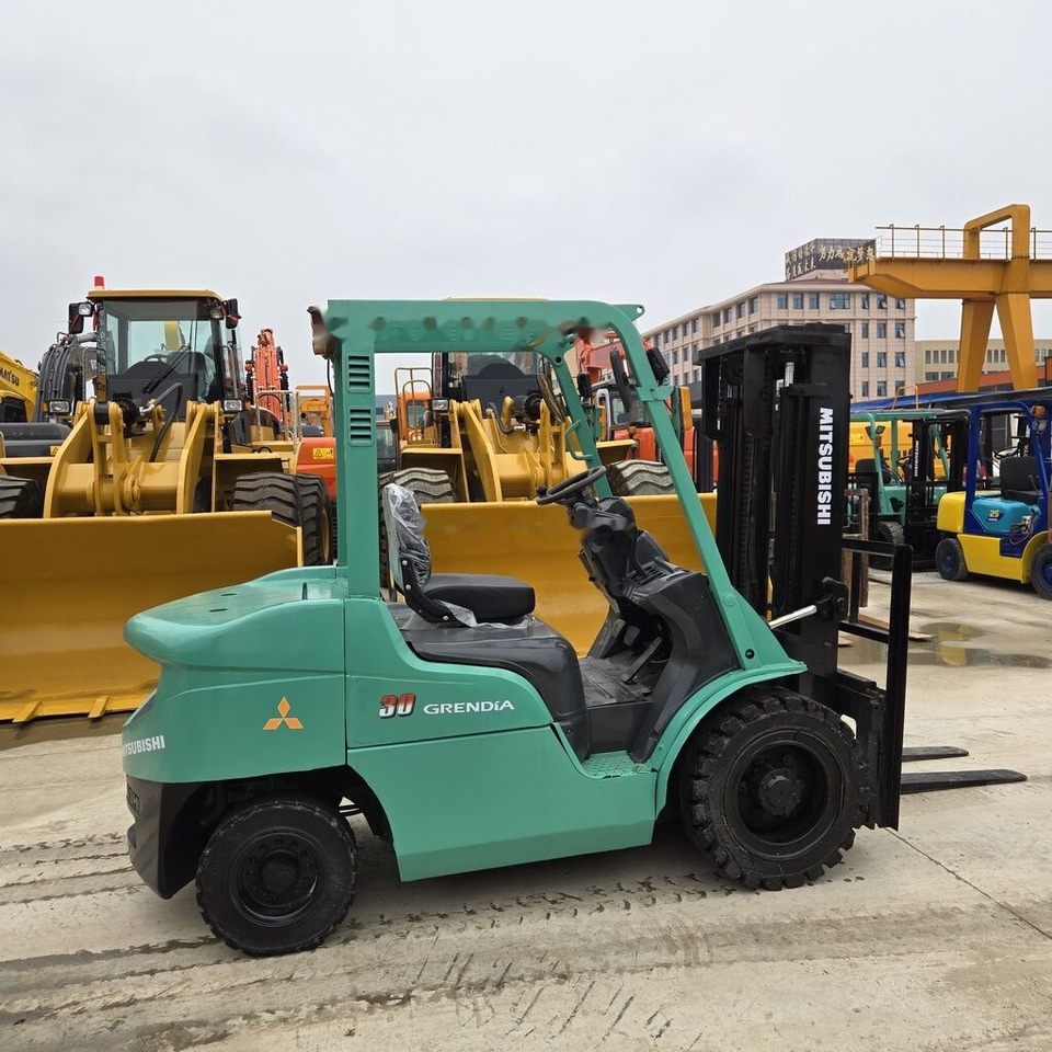 Mitsubishi FD30 - Xe nâng diesel: hình 2 Mitsubishi FD30 - Xe nâng diesel: hình 2