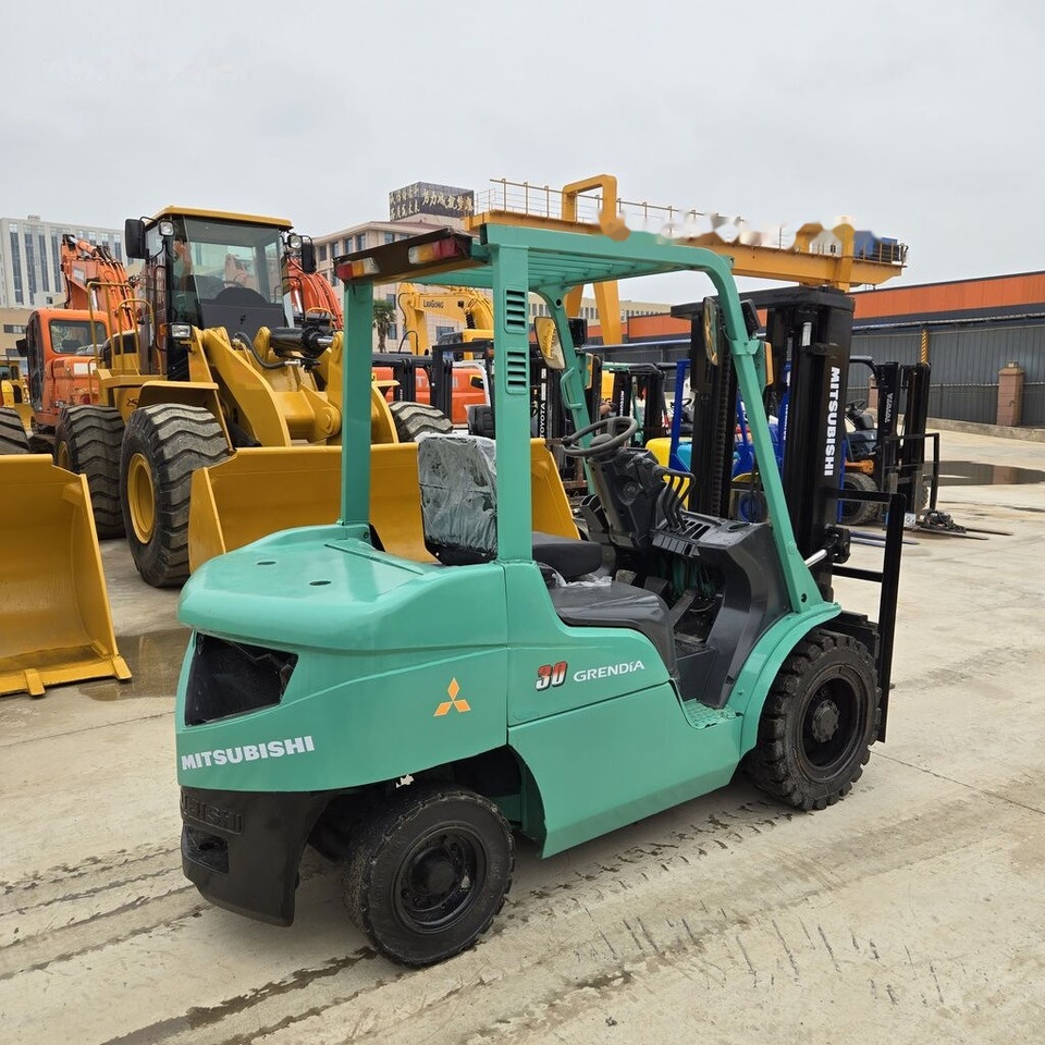 Mitsubishi FD30 - Xe nâng diesel: hình 1 Mitsubishi FD30 - Xe nâng diesel: hình 1