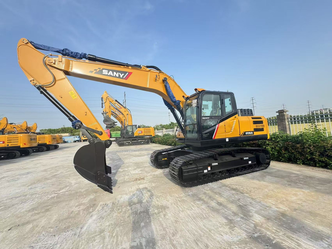 SANY SY215 - Máy xúc bánh xích: hình 1 SANY SY215 - Máy xúc bánh xích: hình 1