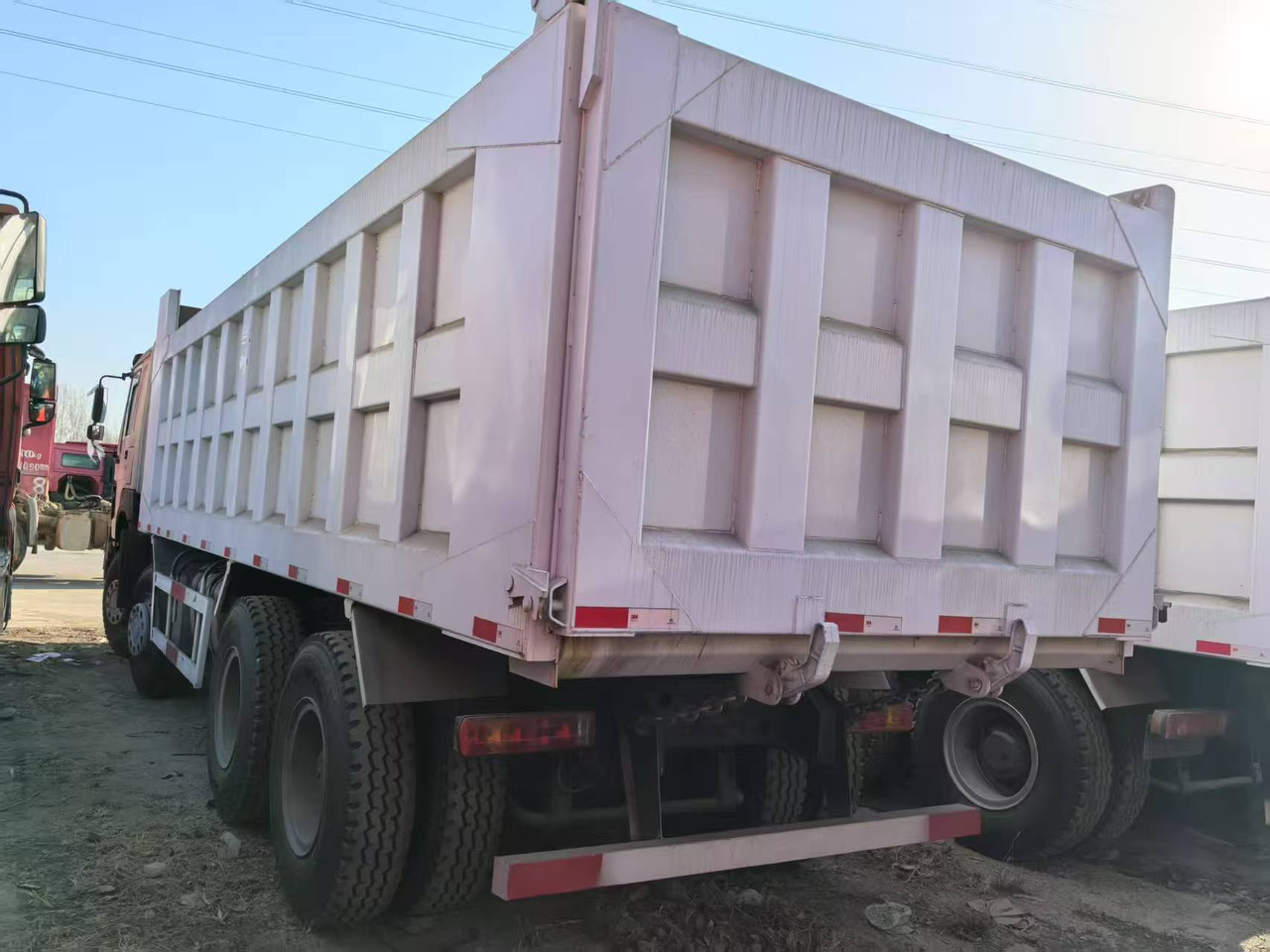 SINOTRUK HOWO 8x4 - Xe ben: hình 4 SINOTRUK HOWO 8x4 - Xe ben: hình 4