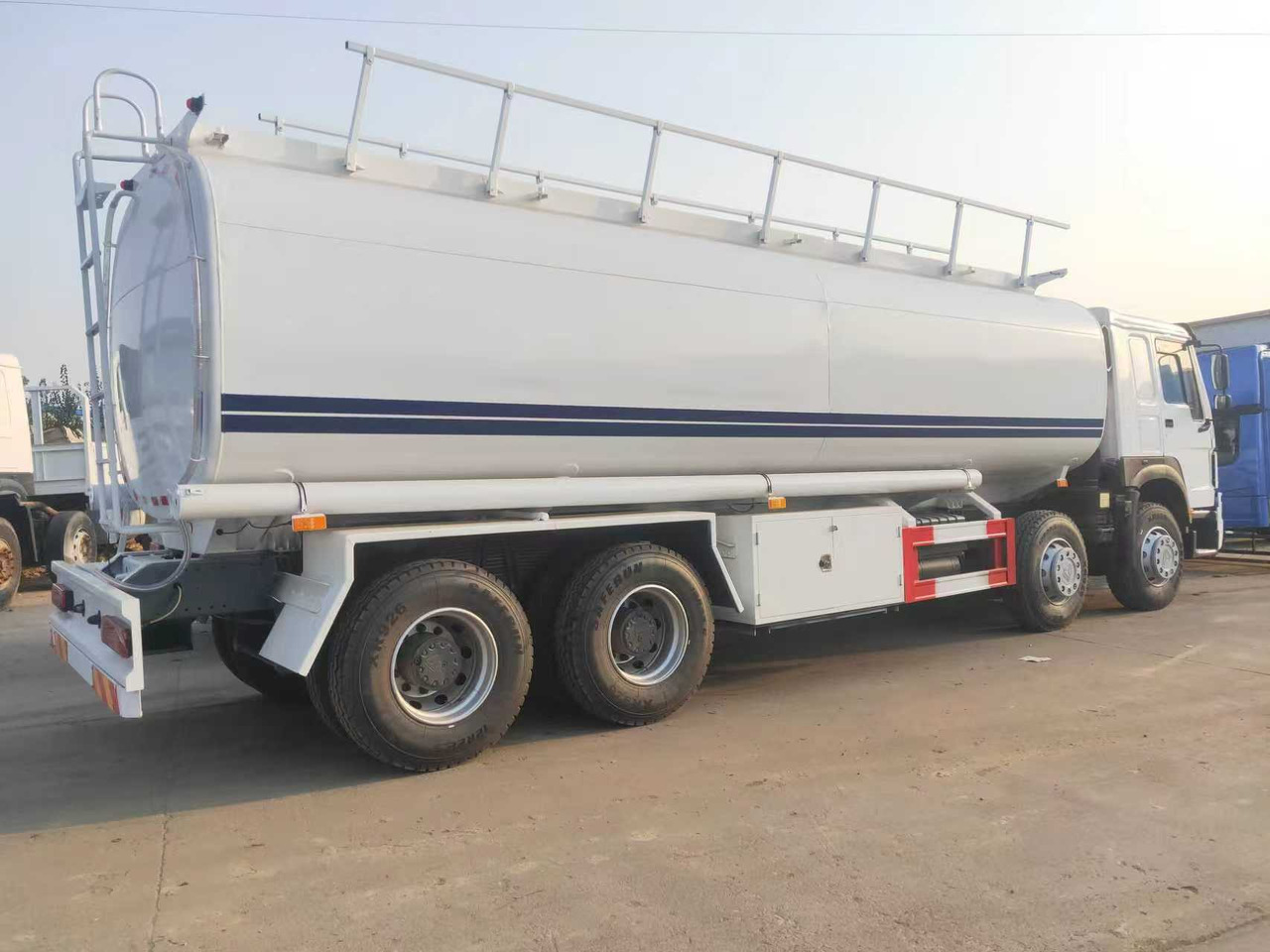 SINOTRUK HOWO Fuel Tank - Xe bồn: hình 3 SINOTRUK HOWO Fuel Tank - Xe bồn: hình 3