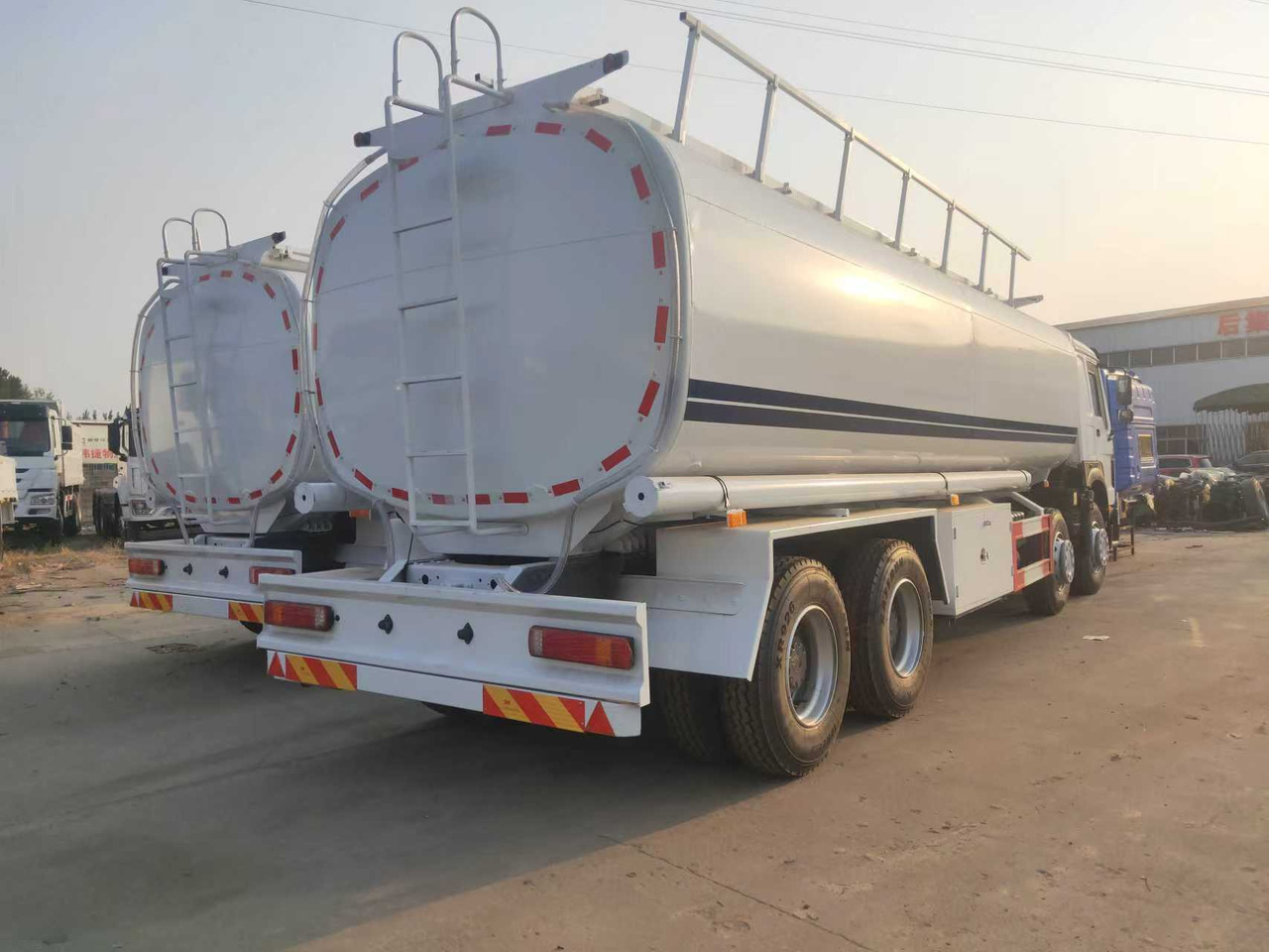 SINOTRUK HOWO Fuel Tank - Xe bồn: hình 4 SINOTRUK HOWO Fuel Tank - Xe bồn: hình 4