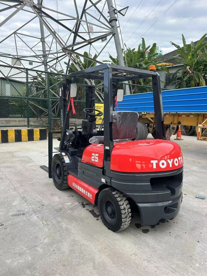 Toyota FD25 - Xe nâng diesel: hình 3 Toyota FD25 - Xe nâng diesel: hình 3