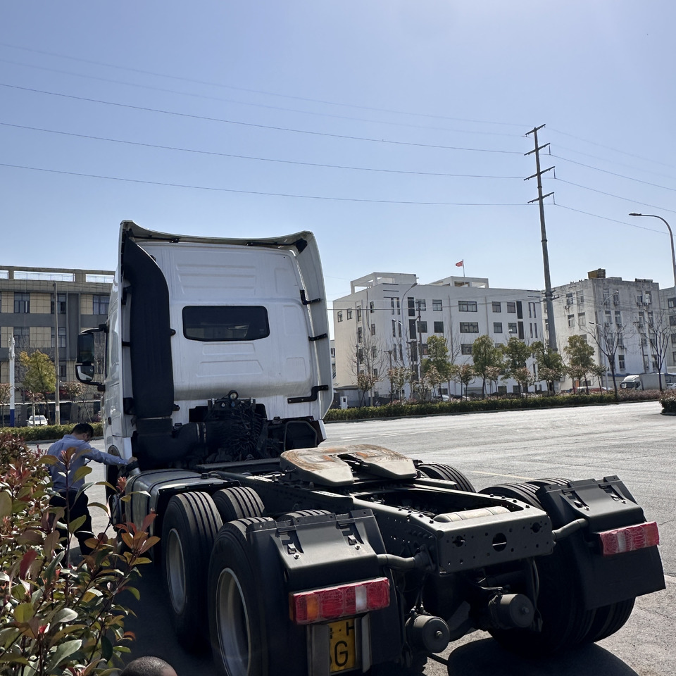 SINOTRUK HOWO T7 440 - Xe đầu kéo: hình 3 SINOTRUK HOWO T7 440 - Xe đầu kéo: hình 3