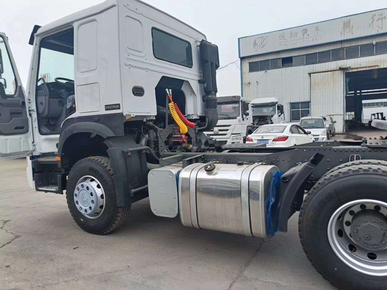 Sinotruk Howo 371 - Xe đầu kéo: hình 2 Sinotruk Howo 371 - Xe đầu kéo: hình 2