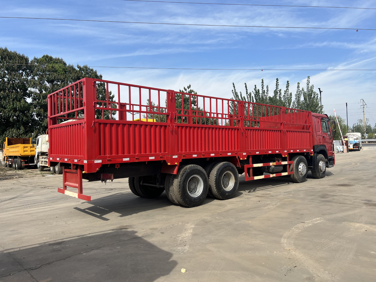 SINOTRUK HOWO 8*4 Fence Truck - Xe tải: hình 2 SINOTRUK HOWO 8*4 Fence Truck - Xe tải: hình 2