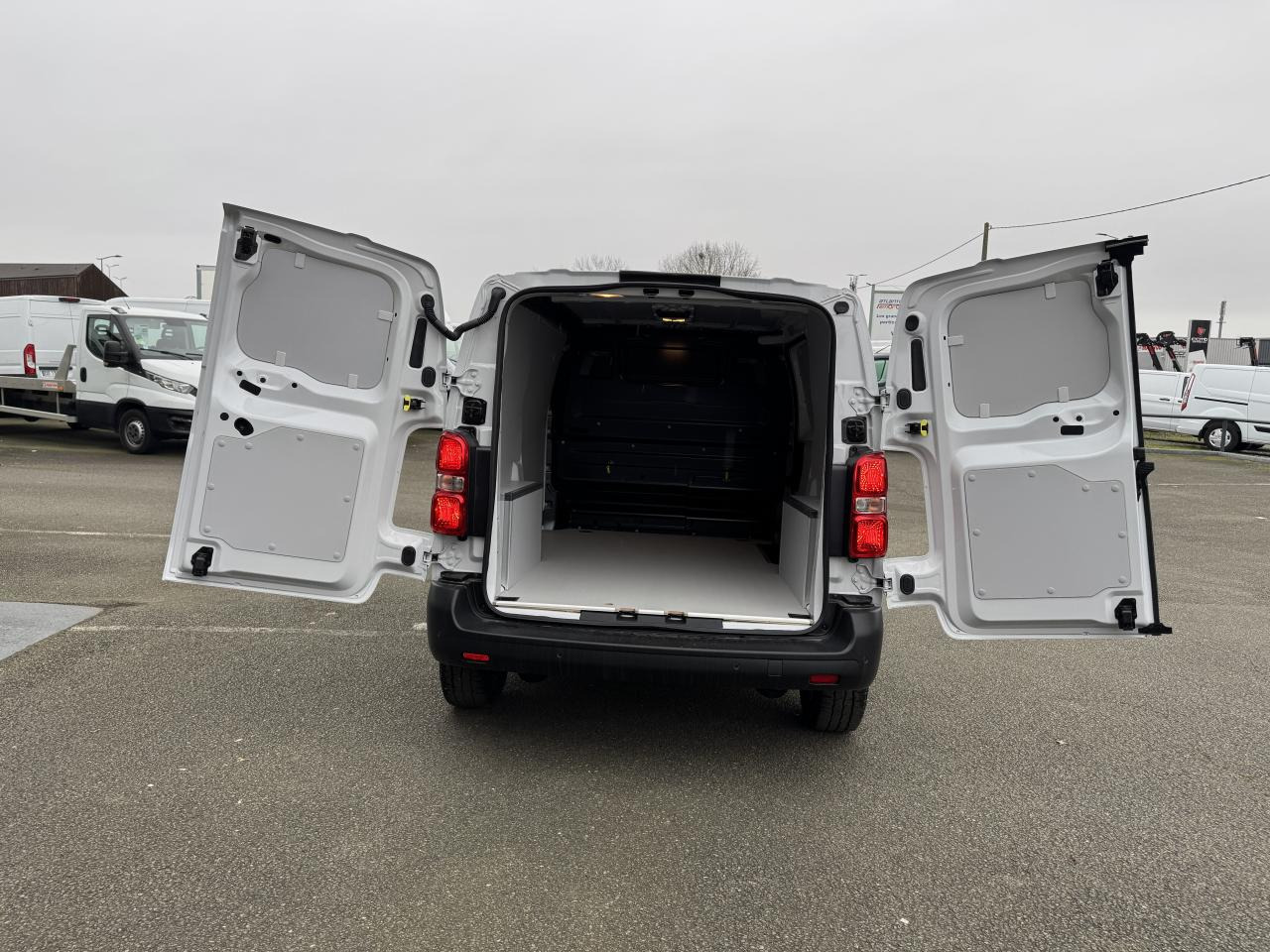 CITROEN Jumpy M 2.0 BlueHDi - 145 S&S - BV EAT8 III FOURGON . PHASE 2 - Xe van chở hàng: hình 3 CITROEN Jumpy M 2.0 BlueHDi - 145 S&S - BV EAT8 III FOURGON . PHASE 2 - Xe van chở hàng: hình 3