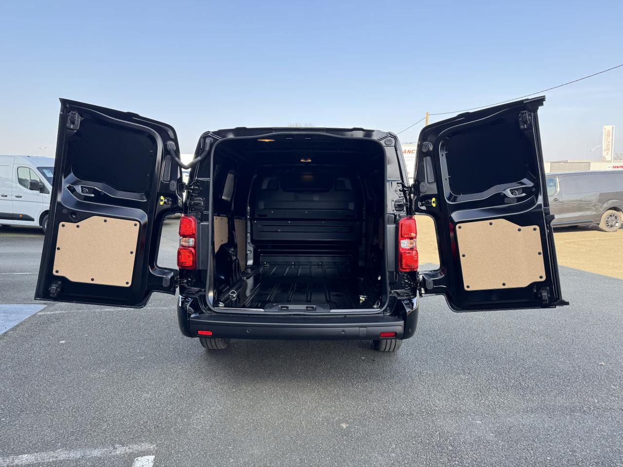 CITROEN Jumpy M 2.0 BlueHDi - 180 S&S - BV EAT8 III FOURGON . PHASE 2 - Xe van chở hàng: hình 3 CITROEN Jumpy M 2.0 BlueHDi - 180 S&S - BV EAT8 III FOURGON . PHASE 2 - Xe van chở hàng: hình 3