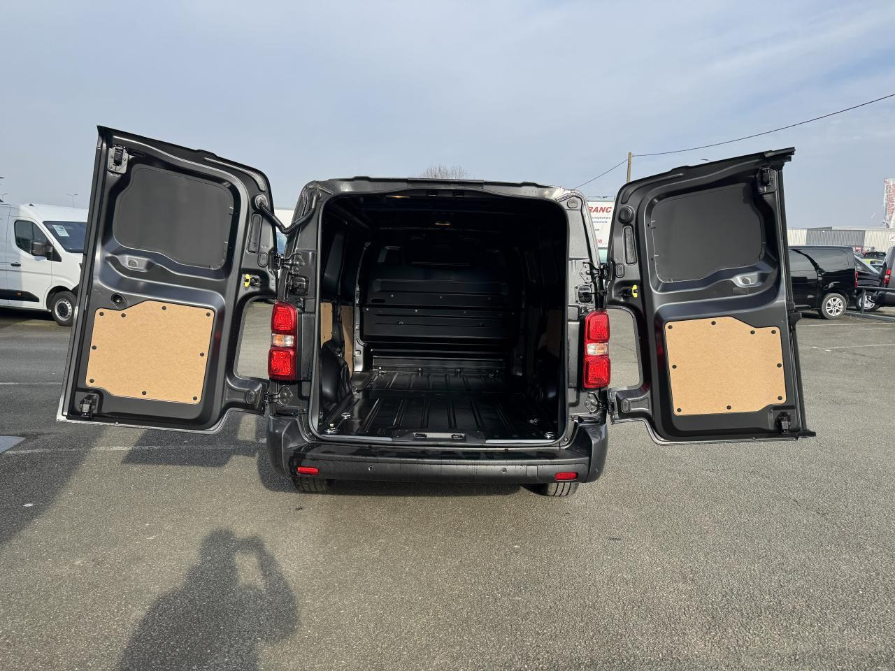 Citroen Jumpy 2 PLACES XL 2.0 BLUEHDI 180CH S&S PACK PREMIUM CONNECT EAT8 - Xe van chở hàng: hình 2 Citroen Jumpy 2 PLACES XL 2.0 BLUEHDI 180CH S&S PACK PREMIUM CONNECT EAT8 - Xe van chở hàng: hình 2