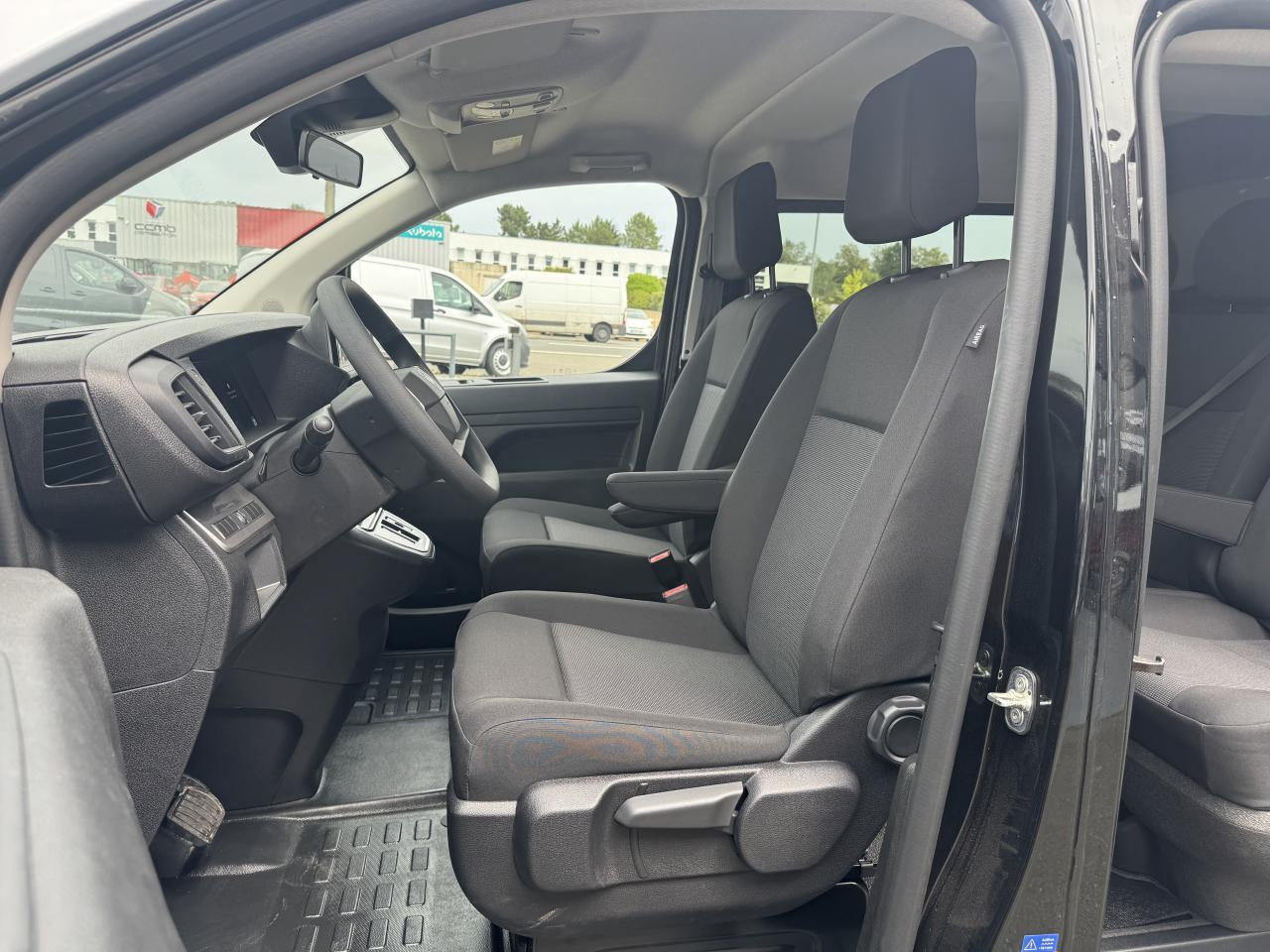 Citroen Jumpy XL 2.0 BLUEHDI 180CH S&S CABINE APPROFONDIE FIXE EAT8 5 PLACES - Xe tải van: hình 4 Citroen Jumpy XL 2.0 BLUEHDI 180CH S&S CABINE APPROFONDIE FIXE EAT8 5 PLACES - Xe tải van: hình 4