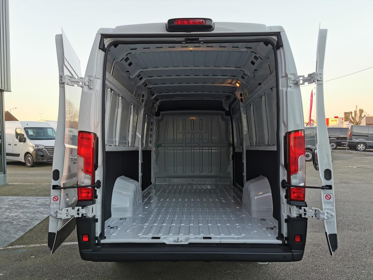 FIAT Ducato Tôlé Maxi 3.5 XL H2 2.2 - 140 S&S III FOURGON TOLE Fourgon Tôlé - Xe van chở hàng: hình 3 FIAT Ducato Tôlé Maxi 3.5 XL H2 2.2 - 140 S&S III FOURGON TOLE Fourgon Tôlé - Xe van chở hàng: hình 3
