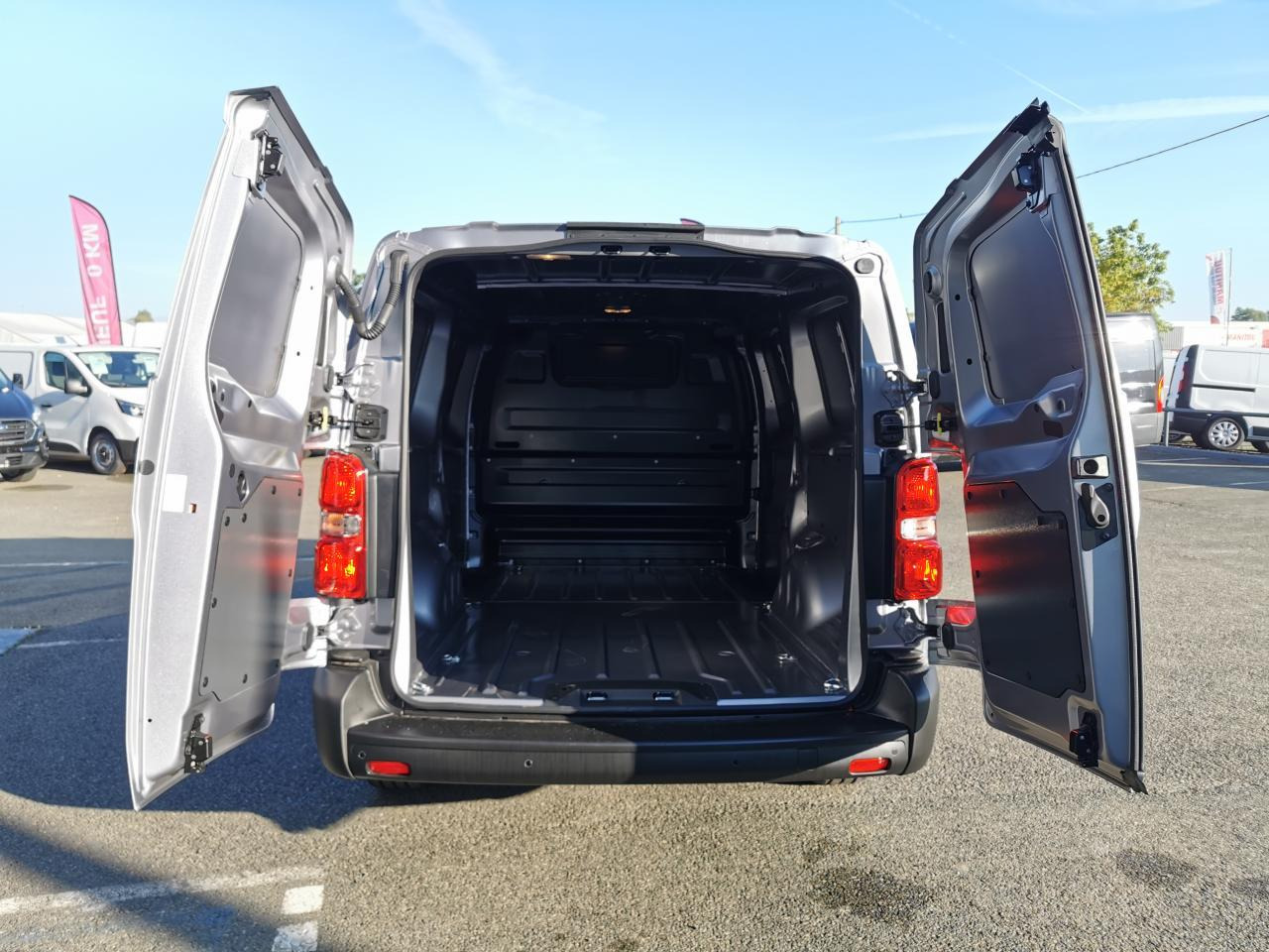 Fiat Scudo XL 2.0 BlueHDi - 145 III 2022 FOURGON Fourgon XL PHASE 1 - Xe van chở hàng: hình 3 Fiat Scudo XL 2.0 BlueHDi - 145 III 2022 FOURGON Fourgon XL PHASE 1 - Xe van chở hàng: hình 3