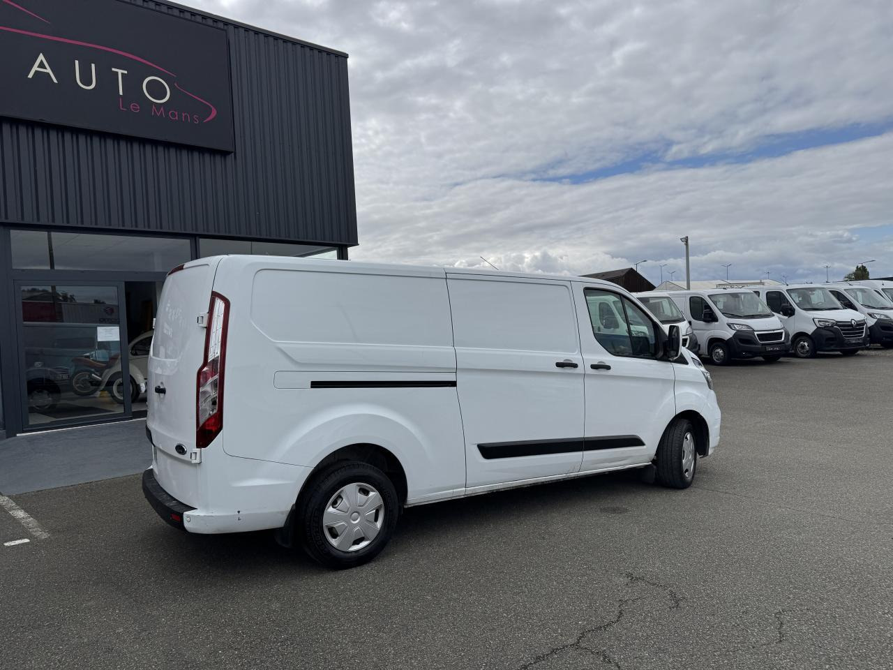 Ford Transit Custom 300 L2H1 2.0 ECOBLUE 130 HYBRID TREND BUSINESS - Xe van chở hàng: hình 5 Ford Transit Custom 300 L2H1 2.0 ECOBLUE 130 HYBRID TREND BUSINESS - Xe van chở hàng: hình 5