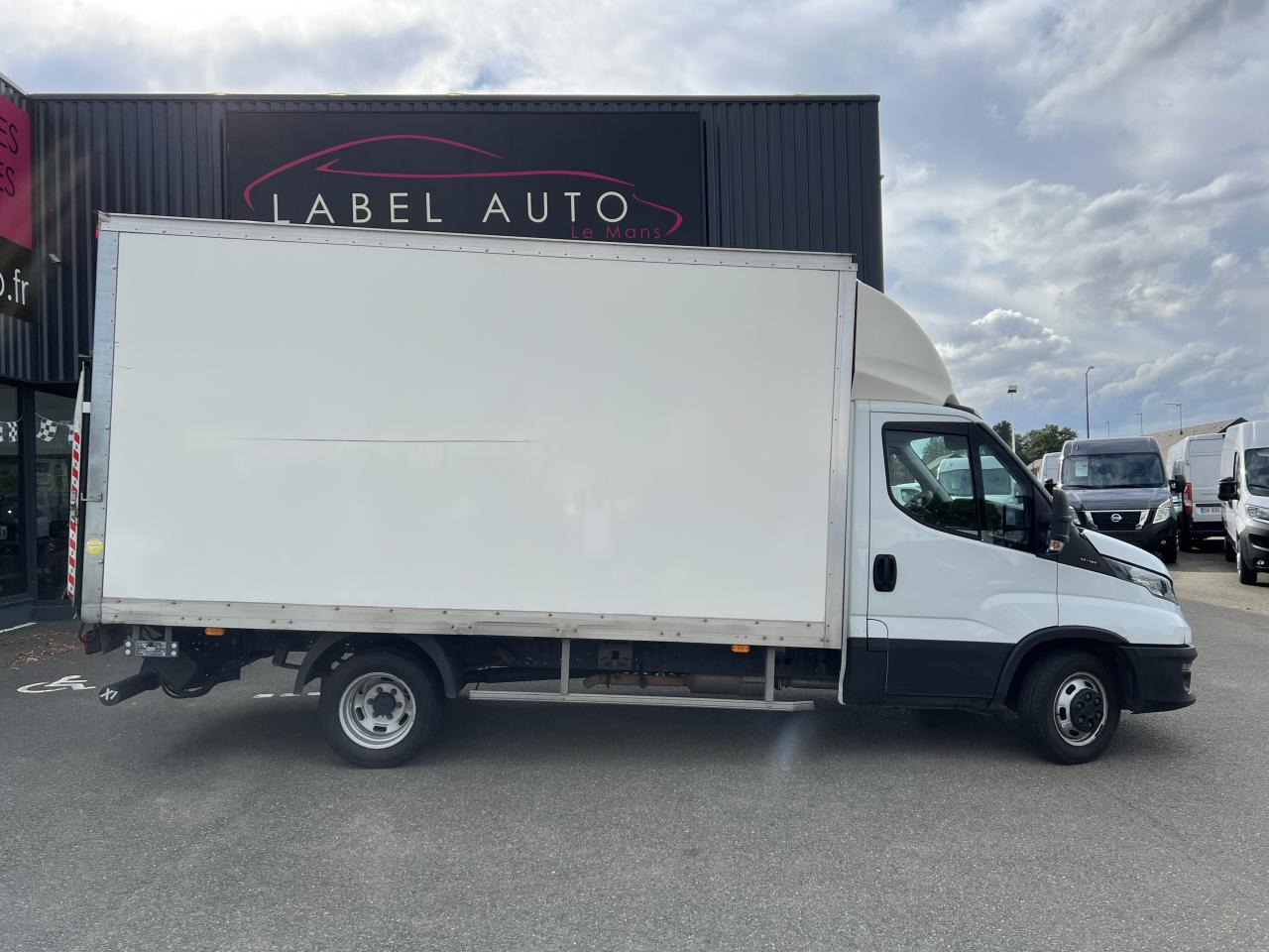 IVECO Daily 35 C 16 S&S (Quad-Leaf) CHASSIS CABINE 2014 35C/35S Chassis cabine 35 C Epmt.4.1 PHASE 4 - Xe tải nhỏ thùng kín: hình 1 IVECO Daily 35 C 16 S&S (Quad-Leaf) CHASSIS CABINE 2014 35C/35S Chassis cabine 35 C Epmt.4.1 PHASE 4 - Xe tải nhỏ thùng kín: hình 1