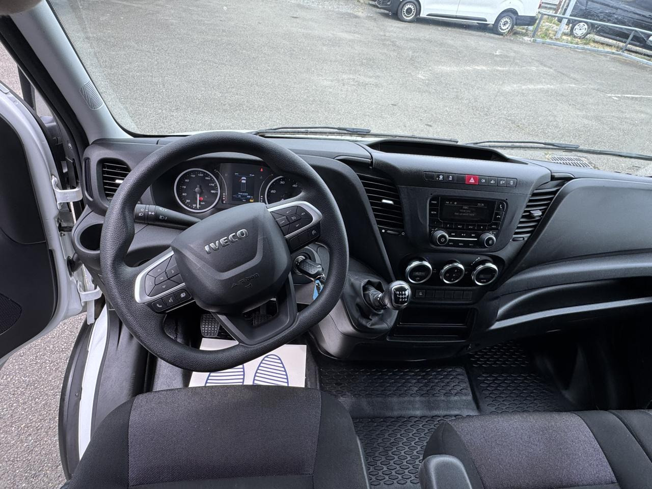 Iveco Daily 35 C 16 CAISSE HAYON 20M3 - Xe tải nhỏ thùng kín: hình 4 Iveco Daily 35 C 16 CAISSE HAYON 20M3 - Xe tải nhỏ thùng kín: hình 4
