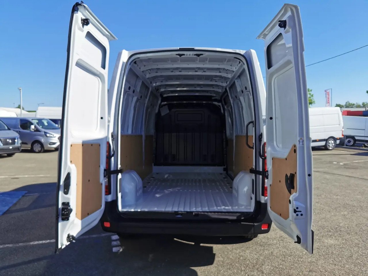Nissan Interstar L3H2 3T5 2.3 DCI 135CH N-CONNECTA - Xe van chở hàng: hình 3 Nissan Interstar L3H2 3T5 2.3 DCI 135CH N-CONNECTA - Xe van chở hàng: hình 3