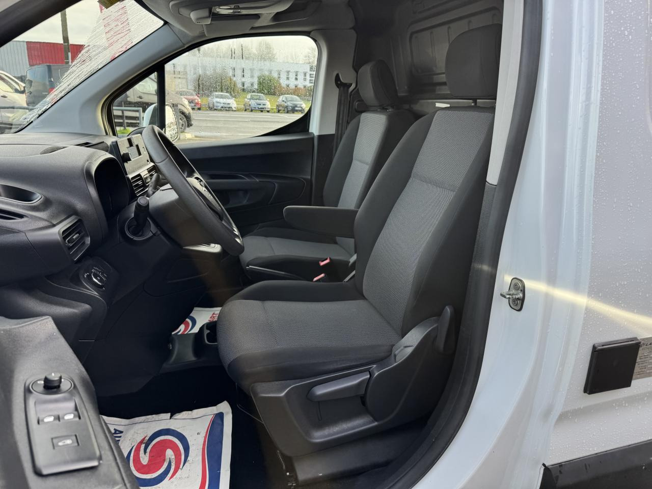 OPEL COMBO M 1.5 HDI 100CH FRIGORIFIQUE - Xe van chở hàng: hình 4 OPEL COMBO M 1.5 HDI 100CH FRIGORIFIQUE - Xe van chở hàng: hình 4