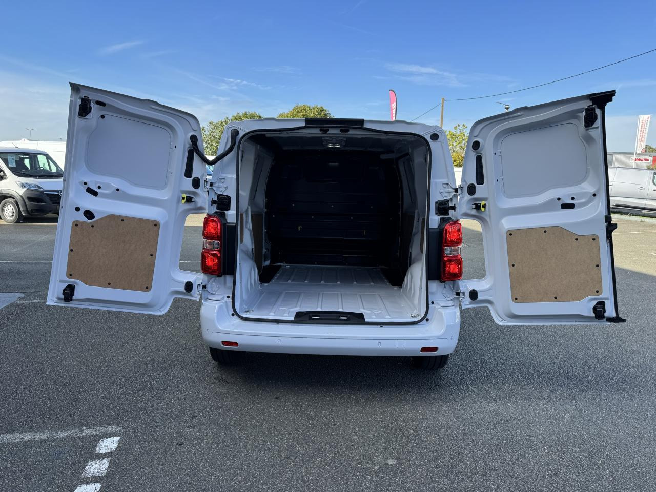 PEUGEOT Expert M 2.0 BlueHDi - 145 S&S - BV EAT8 III FOURGON Fourgon PHASE 2 - Xe van chở hàng: hình 3 PEUGEOT Expert M 2.0 BlueHDi - 145 S&S - BV EAT8 III FOURGON Fourgon PHASE 2 - Xe van chở hàng: hình 3