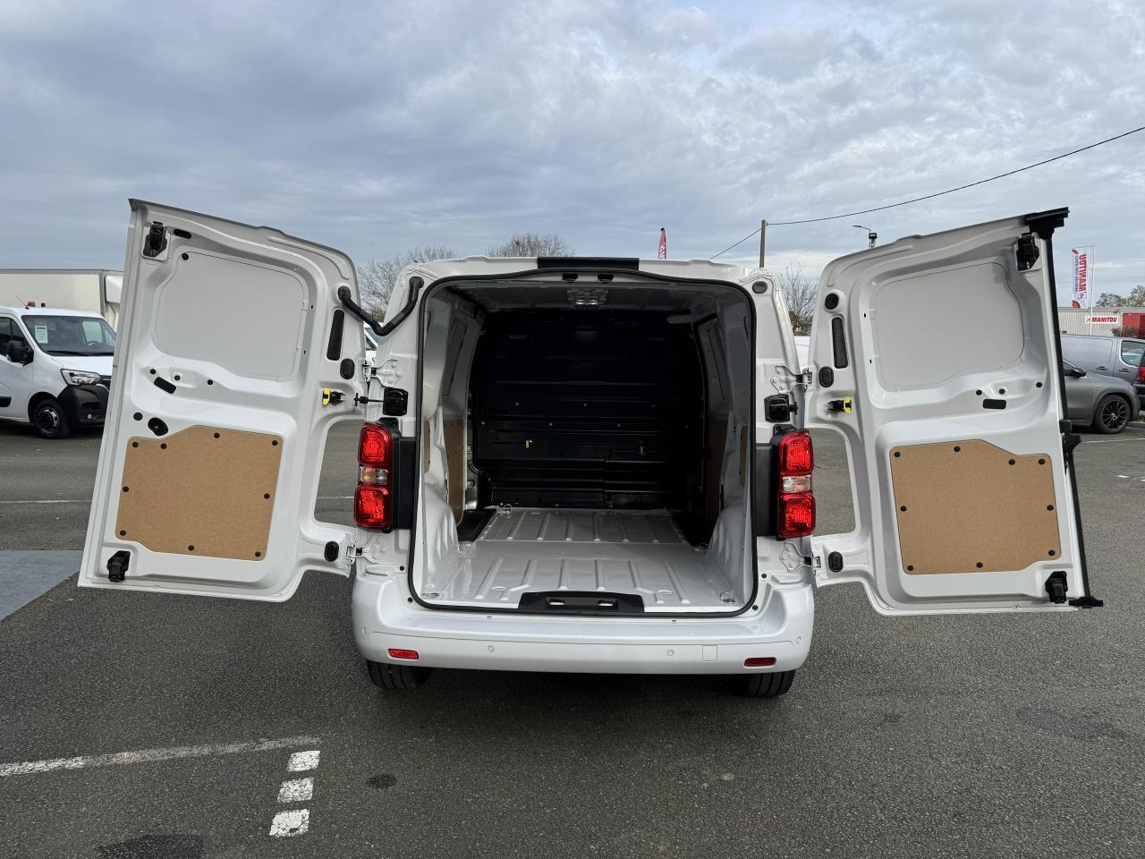 PEUGEOT Expert M 2.0 BlueHDi - 145 S&S - BV EAT8 III FOURGON Fourgon PHASE 2 - Xe van chở hàng: hình 3 PEUGEOT Expert M 2.0 BlueHDi - 145 S&S - BV EAT8 III FOURGON Fourgon PHASE 2 - Xe van chở hàng: hình 3