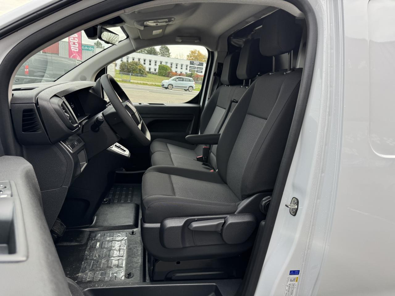 PEUGEOT Expert M 2.0 BlueHDi - 145 S&S - BV EAT8 III FOURGON Fourgon PHASE 2 - Xe van chở hàng: hình 5 PEUGEOT Expert M 2.0 BlueHDi - 145 S&S - BV EAT8 III FOURGON Fourgon PHASE 2 - Xe van chở hàng: hình 5