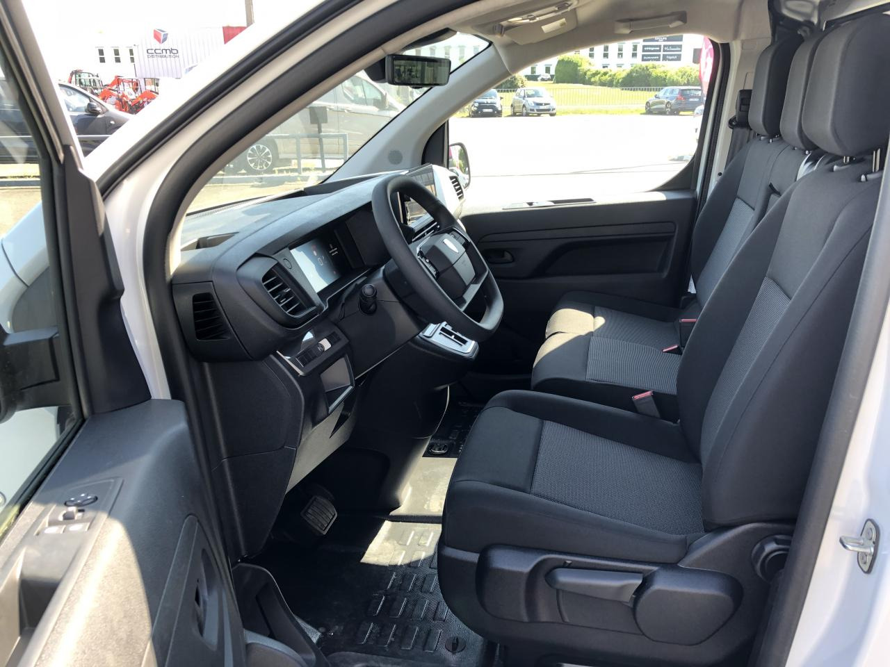 PEUGEOT Expert M 2.0 BlueHDi - 145 S&S - BV EAT8 III FOURGON Fourgon PHASE 2 - Xe van chở hàng: hình 5 PEUGEOT Expert M 2.0 BlueHDi - 145 S&S - BV EAT8 III FOURGON Fourgon PHASE 2 - Xe van chở hàng: hình 5