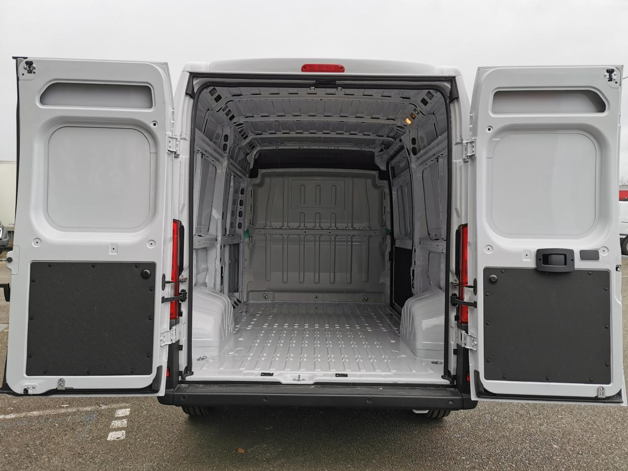 Peugeot Boxer 3.5t L2H2 2.2 HDi S&S Maxi - 140 III FOURGON TOLE Fourgon Tolé 435 L2H2 PHASE 3 - Xe van chở hàng: hình 3 Peugeot Boxer 3.5t L2H2 2.2 HDi S&S Maxi - 140 III FOURGON TOLE Fourgon Tolé 435 L2H2 PHASE 3 - Xe van chở hàng: hình 3