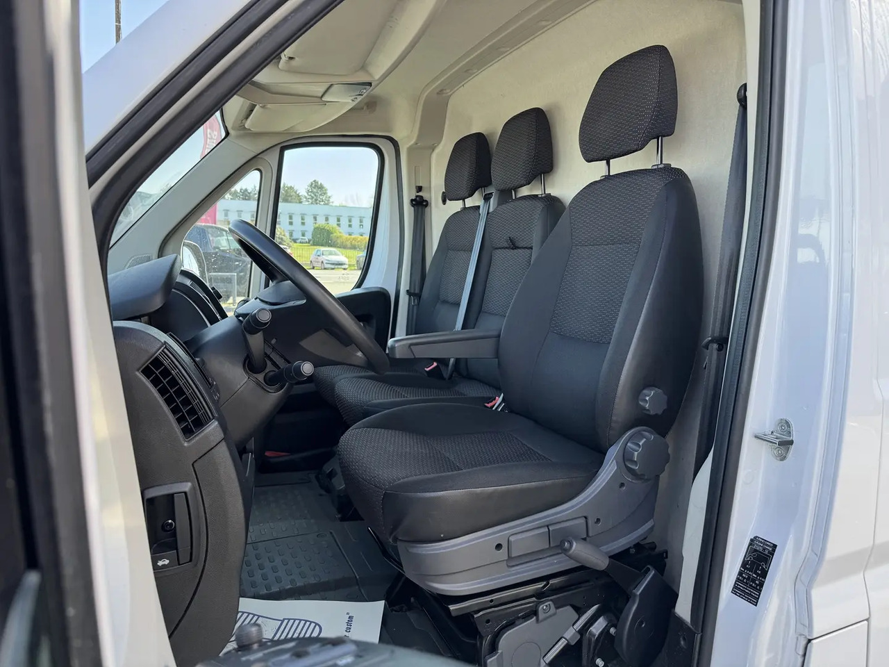 Peugeot Boxer 333 L1H1 2.2 BLUEHDI S&S 140CH ASPHALT - Xe van chở hàng: hình 4 Peugeot Boxer 333 L1H1 2.2 BLUEHDI S&S 140CH ASPHALT - Xe van chở hàng: hình 4