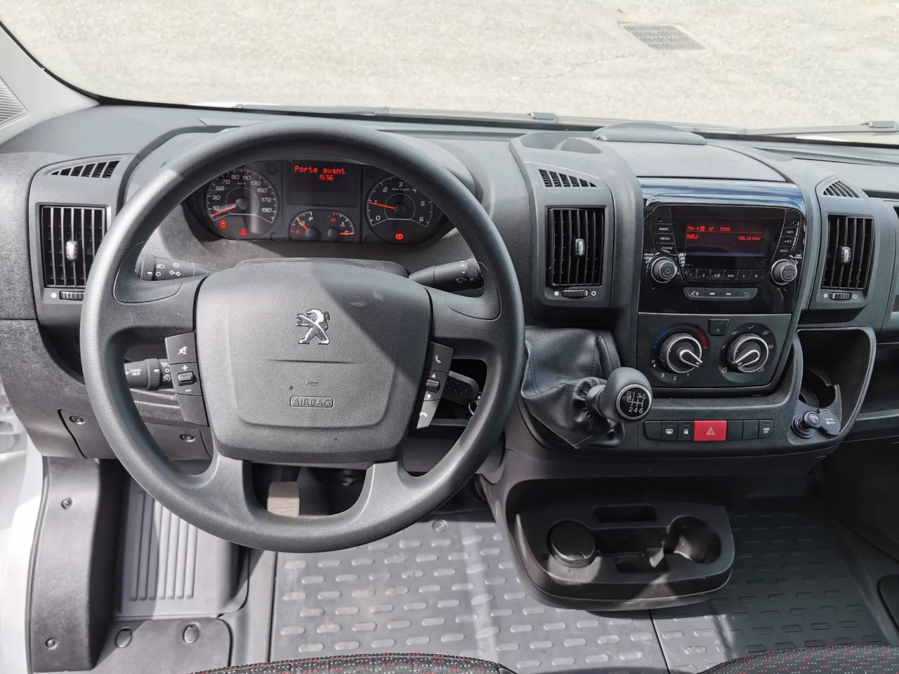 Peugeot Boxer 435 L4 2.2 BLUEHDI 140 S&S PREMIUM - Xe tải nhỏ phẳng: hình 4 Peugeot Boxer 435 L4 2.2 BLUEHDI 140 S&S PREMIUM - Xe tải nhỏ phẳng: hình 4
