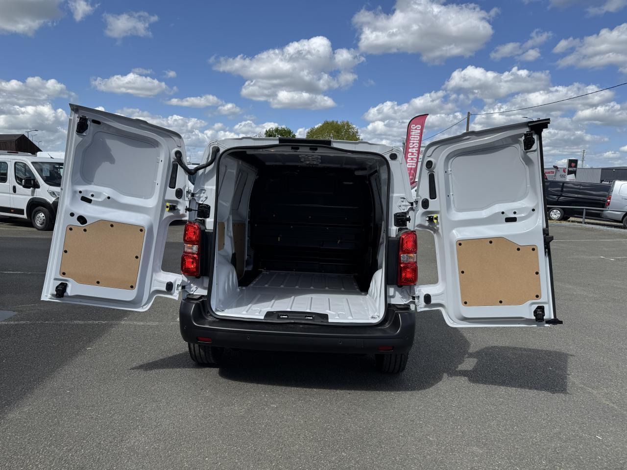 Peugeot Expert M 2.0 BLUEHDI 145CH PACK PREMIUM CONNECT - Xe van chở hàng: hình 3 Peugeot Expert M 2.0 BLUEHDI 145CH PACK PREMIUM CONNECT - Xe van chở hàng: hình 3