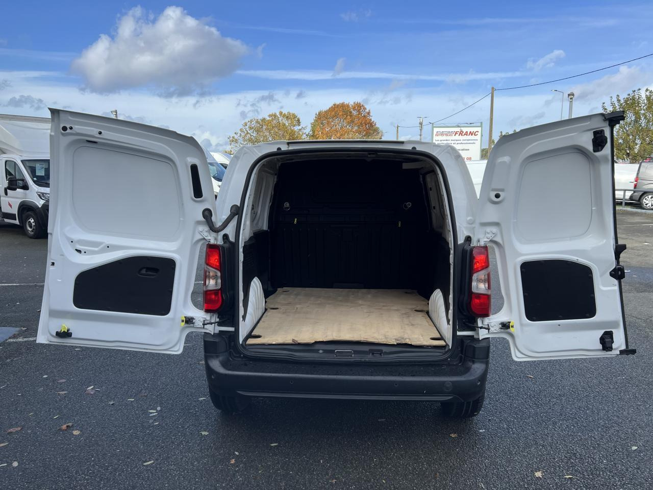 Peugeot Partner STANDARD 650KG BLUEHDI 130CH S&S ASPHALT EAT8 - Xe van nhỏ gọn: hình 3 Peugeot Partner STANDARD 650KG BLUEHDI 130CH S&S ASPHALT EAT8 - Xe van nhỏ gọn: hình 3