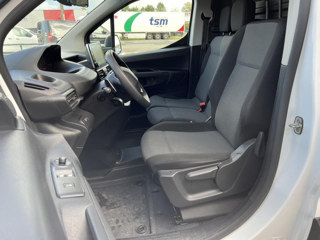 Peugeot Partner STANDARD 650KG BLUEHDI 130CH S&S ASPHALT EAT8 - Xe van nhỏ gọn: hình 5 Peugeot Partner STANDARD 650KG BLUEHDI 130CH S&S ASPHALT EAT8 - Xe van nhỏ gọn: hình 5