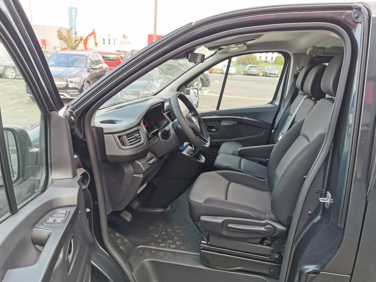 RENAULT Trafic L2 2.0 Energy dCi - 150 - S&S - BV EDC Euro 6e III COMBI Combi Intens L2H1 PHASE 3 - Xe van chở khách: hình 5 RENAULT Trafic L2 2.0 Energy dCi - 150 - S&S - BV EDC Euro 6e III COMBI Combi Intens L2H1 PHASE 3 - Xe van chở khách: hình 5