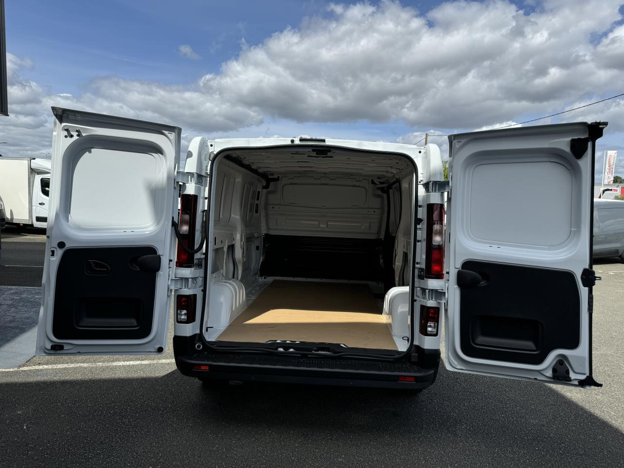 RENAULT Trafic L2H1 3000 Kg 2.0 Blue dCi - 170CH ADVANCE - Xe van chở hàng: hình 3 RENAULT Trafic L2H1 3000 Kg 2.0 Blue dCi - 170CH ADVANCE - Xe van chở hàng: hình 3