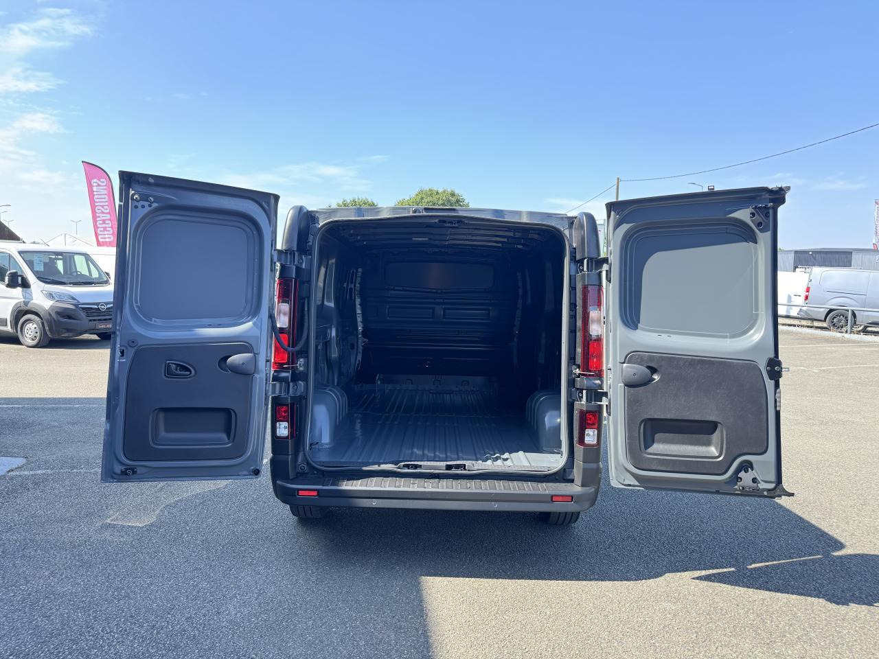 Renault Trafic L2H1 3T 2.0 BLUE DCI 170CH ADVANCE CARPLAY CAM - Xe van chở hàng: hình 2 Renault Trafic L2H1 3T 2.0 BLUE DCI 170CH ADVANCE CARPLAY CAM - Xe van chở hàng: hình 2