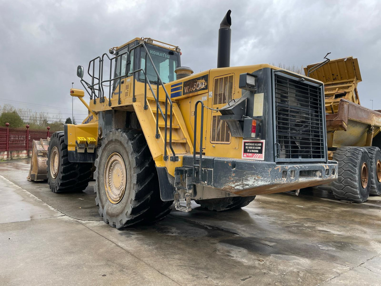 KOMATSU WA600-6 - Máy xúc lật bánh lốp: hình 1 KOMATSU WA600-6 - Máy xúc lật bánh lốp: hình 1