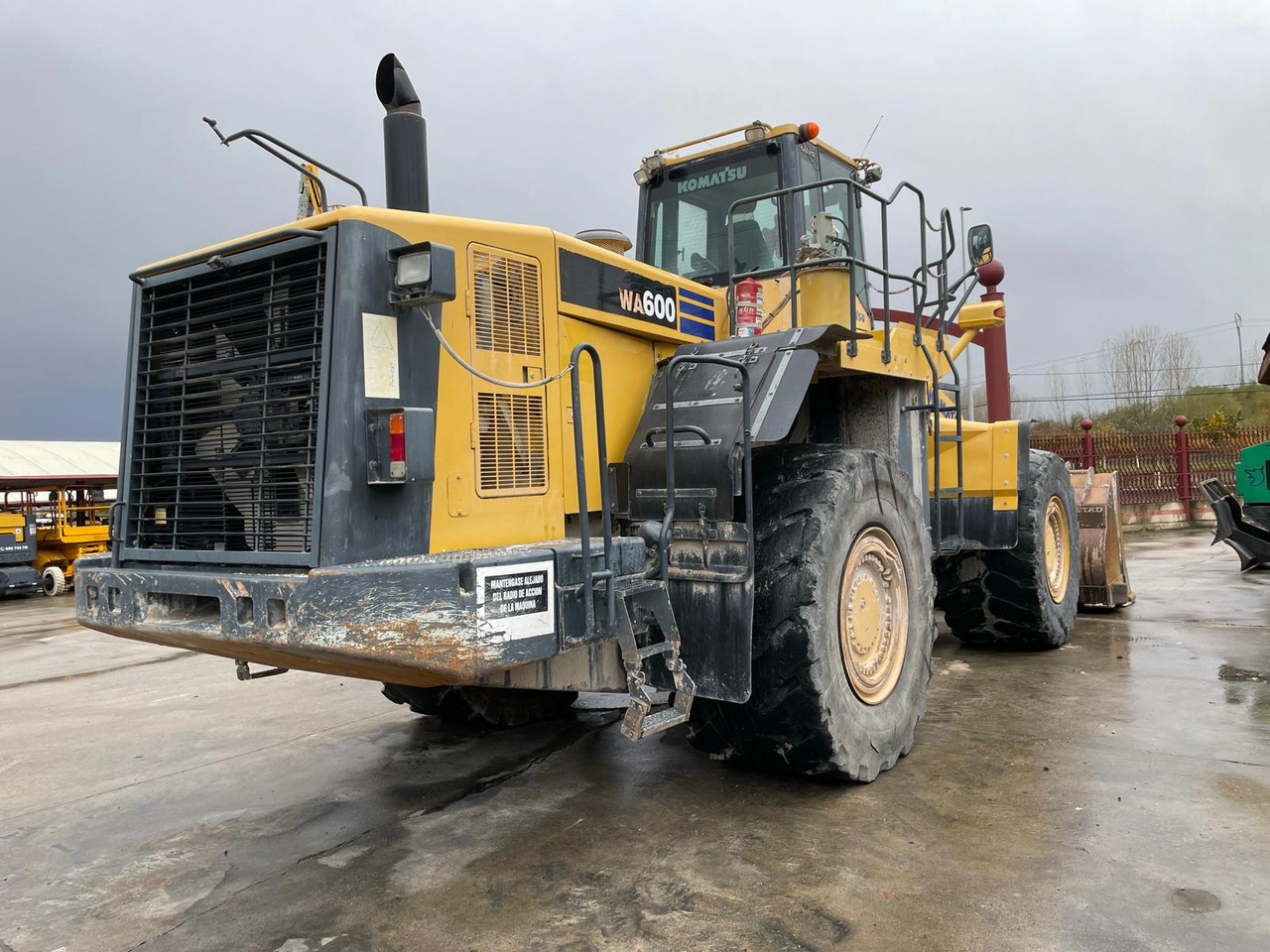 KOMATSU WA600-6 - Máy xúc lật bánh lốp: hình 2 KOMATSU WA600-6 - Máy xúc lật bánh lốp: hình 2