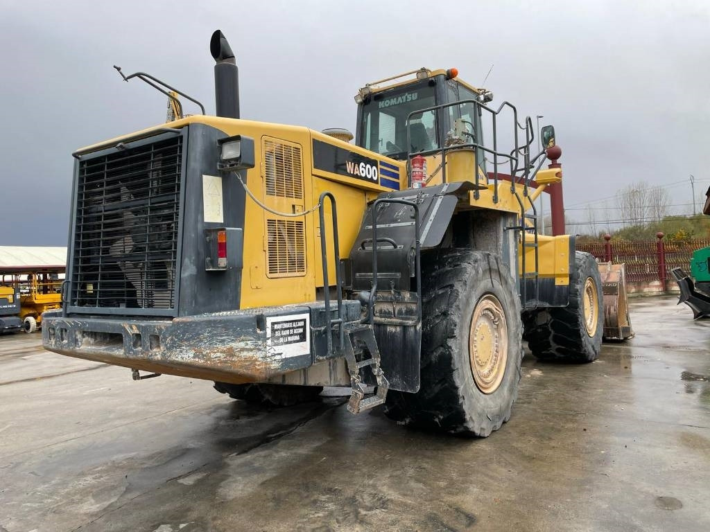 Komatsu WA 600-6 - Máy xúc lật bánh lốp: hình 2 Komatsu WA 600-6 - Máy xúc lật bánh lốp: hình 2