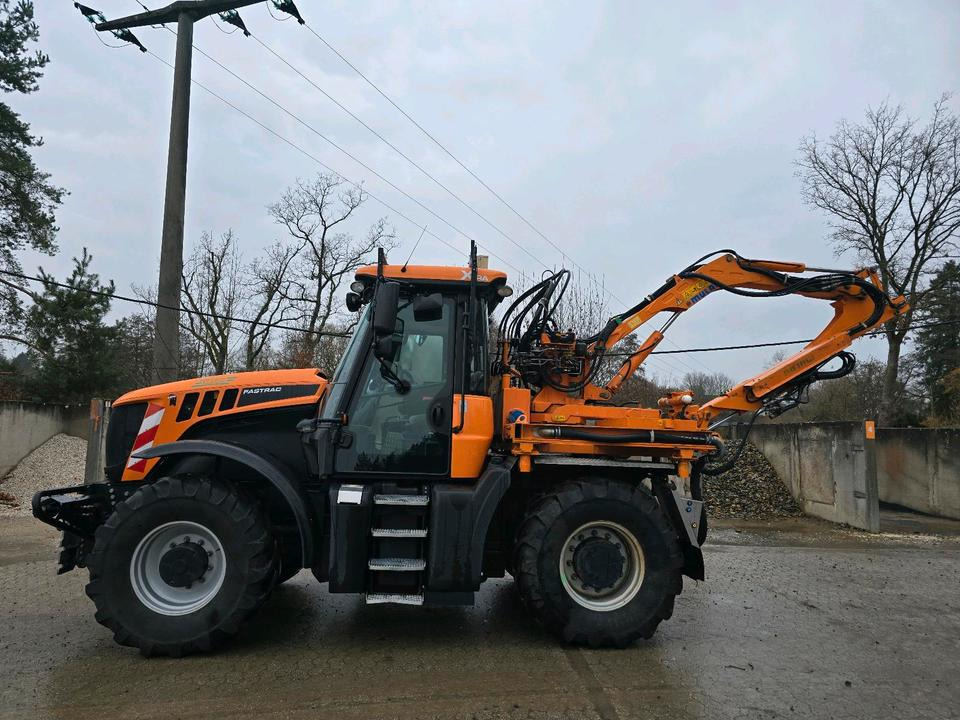 JCB 3200 Fastrac XTRA 2015 220Ps 3220 Bamford Traktor mit Mulag MHU MHS 800 Mähausleger Böschungsmäher Böschungsmulcher - Máy cày: hình 2 JCB 3200 Fastrac XTRA 2015 220Ps 3220 Bamford Traktor mit Mulag MHU MHS 800 Mähausleger Böschungsmäher Böschungsmulcher - Máy cày: hình 2
