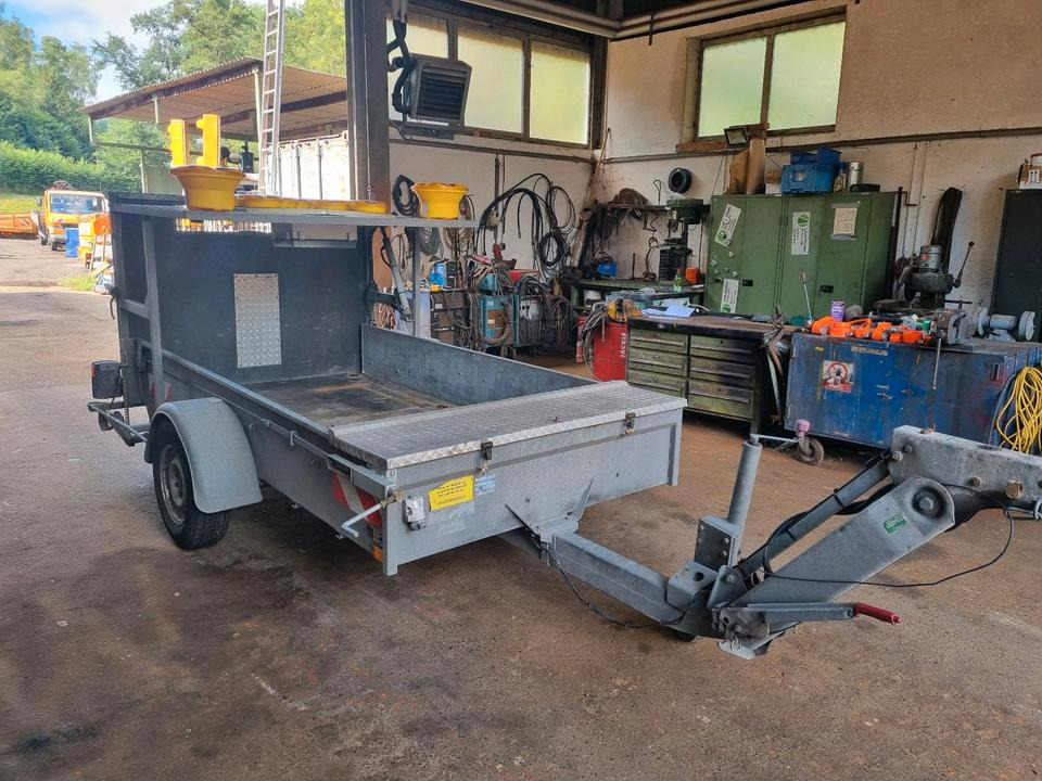 Mersch Absperrtafel Nissen VZ 616 B3 LED Ausführung Auffahrampe Verkehrsleittafel Verkehrsleitanhänger Verkehrssicherungsanhänger Horizont Trebbiner Verkehrssicherung Baustellenabsicherung Unimog Auto - Trang thiết bị xây dựng, Rơ moóc: hình 5 Mersch Absperrtafel Nissen VZ 616 B3 LED Ausführung Auffahrampe Verkehrsleittafel Verkehrsleitanhänger Verkehrssicherungsanhänger Horizont Trebbiner Verkehrssicherung Baustellenabsicherung Unimog Auto - Trang thiết bị xây dựng, Rơ moóc: hình 5