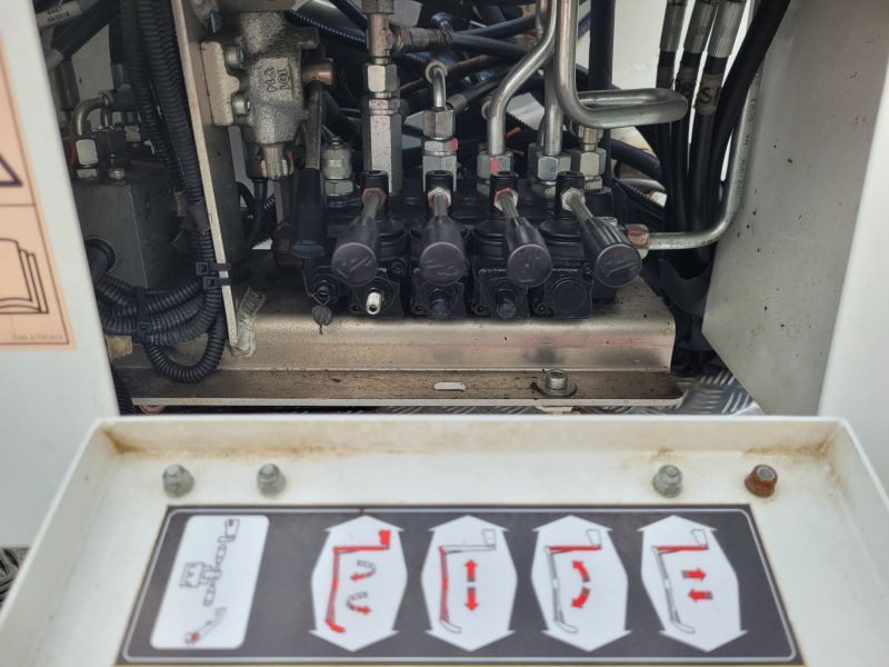 Nissan Cabstar NT400 podnośnik koszowy 20 m Oil&Steel Snake 2010 Plus - Nền bục trên không gắn trên xe tải: hình 5 Nissan Cabstar NT400 podnośnik koszowy 20 m Oil&Steel Snake 2010 Plus - Nền bục trên không gắn trên xe tải: hình 5