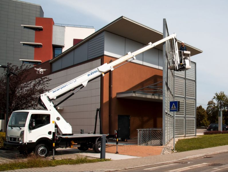 Oil&Steel Scorpion 2112J zamontowany na Nissan Cabstar - Nền bục trên không gắn trên xe tải: hình 2 Oil&Steel Scorpion 2112J zamontowany na Nissan Cabstar - Nền bục trên không gắn trên xe tải: hình 2