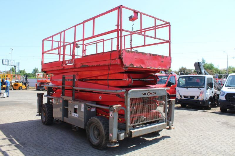 Podnośnik nożycowy 4x4 spalinowy 17 m Skyjack SJ9250 - Máy nâng người hình kéo: hình 4 Podnośnik nożycowy 4x4 spalinowy 17 m Skyjack SJ9250 - Máy nâng người hình kéo: hình 4