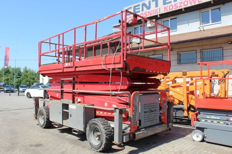 Podnośnik nożycowy 4x4 spalinowy 17 m Skyjack SJ9250 - Máy nâng người hình kéo: hình 2 Podnośnik nożycowy 4x4 spalinowy 17 m Skyjack SJ9250 - Máy nâng người hình kéo: hình 2