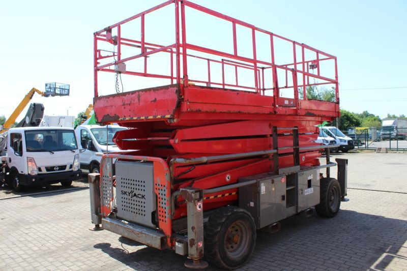 Podnośnik nożycowy 4x4 spalinowy 17 m Skyjack SJ9250 - Máy nâng người hình kéo: hình 3 Podnośnik nożycowy 4x4 spalinowy 17 m Skyjack SJ9250 - Máy nâng người hình kéo: hình 3
