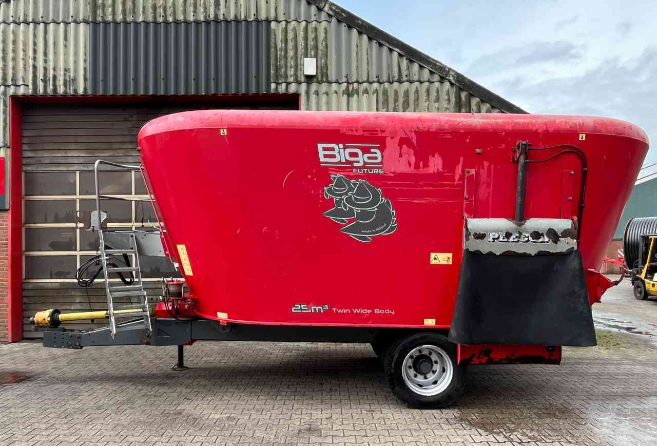 Peecon VME 250 Voermengwagen voermachines - Xe trộn thức ăn gia súc: hình 1 Peecon VME 250 Voermengwagen voermachines - Xe trộn thức ăn gia súc: hình 1