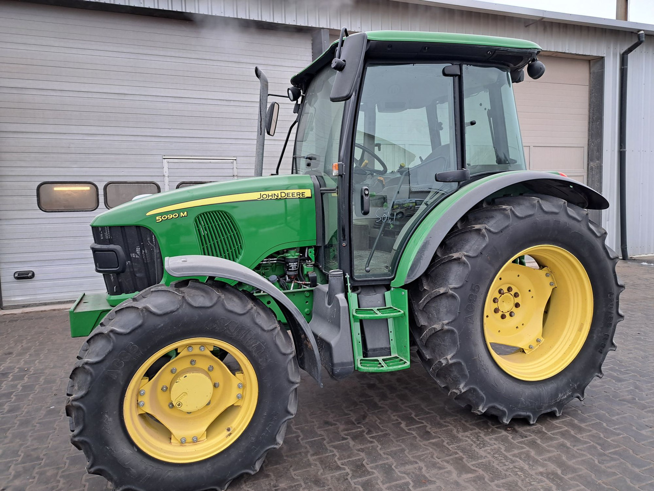 Ciągnik John Deere 5090m - Máy cày: hình 1 Ciągnik John Deere 5090m - Máy cày: hình 1