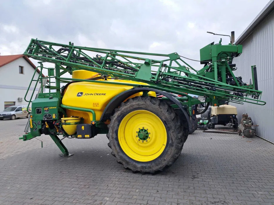 John Deere M944I - Máy xịt kéo: hình 2 John Deere M944I - Máy xịt kéo: hình 2